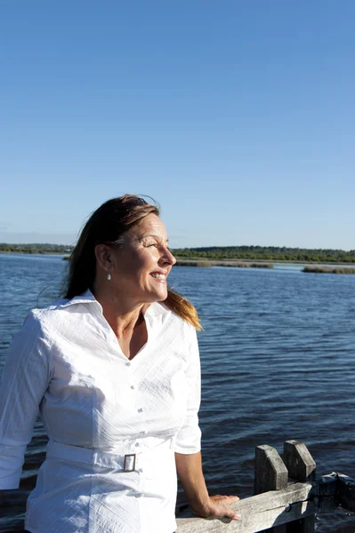 Porträtt vacker dam utomhus vid sjön — Stockfoto
