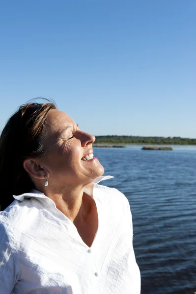 Retrato bonita senhora ao ar livre no lago — Fotografia de Stock