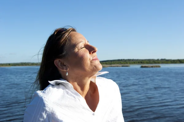 Retrato bonita dama al aire libre en el lago — Foto de Stock