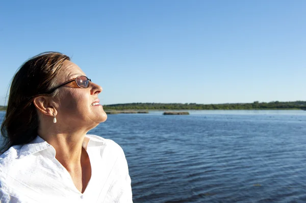 Портрет красивая женщина на открытом воздухе на озере — стоковое фото