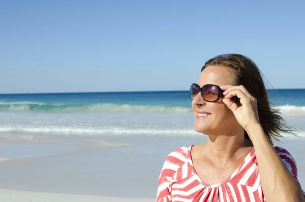 Portrét starší radostné zdravá žena na pláži — Stock fotografie