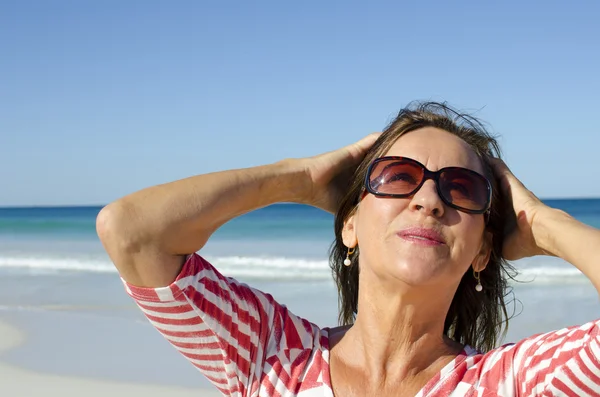 Portret volwassen vreugdevolle gezonde vrouw op strand — Stockfoto