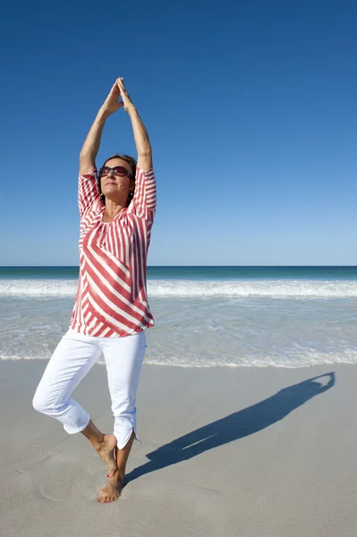 Volwassen gezonde vrouw uitoefenen op strand — Stockfoto