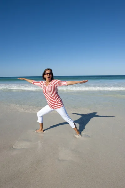 Зрелая здоровая женщина, занимающаяся на пляже — стоковое фото