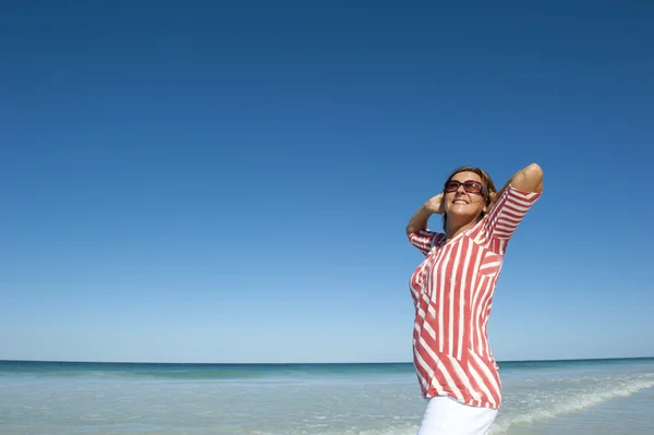 Portret volwassen vreugdevolle gezonde vrouw op strand — Stockfoto