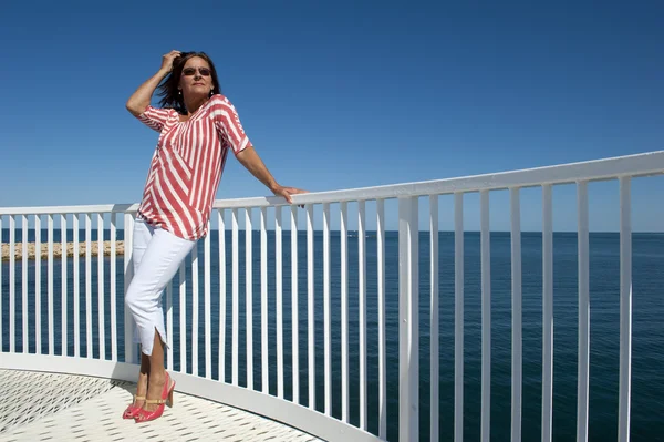Mulher de salto alto na mira do oceano — Fotografia de Stock