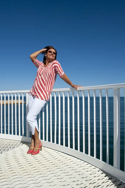 High heel woman at ocean lookout — Stock Photo, Image