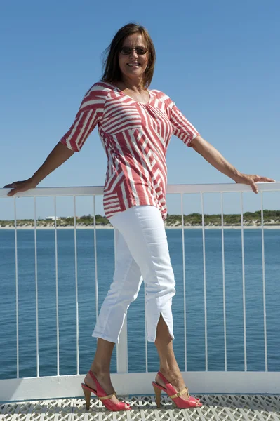 Женщина на высоком каблуке в океане — стоковое фото