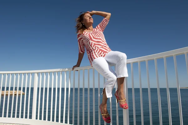 Donna tacco alto al belvedere oceano — Foto Stock