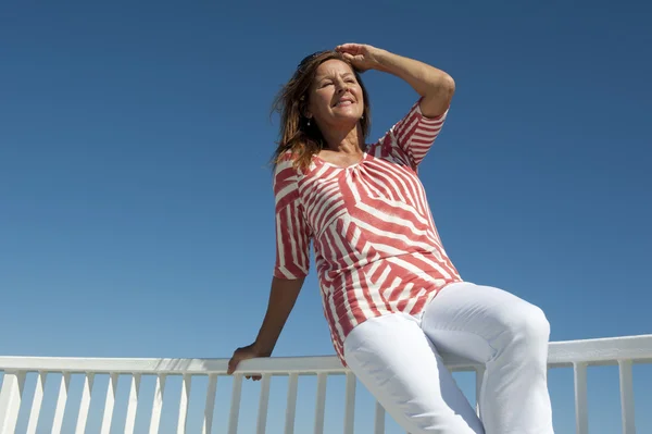 海展望台で高かかとの女性 — ストック写真