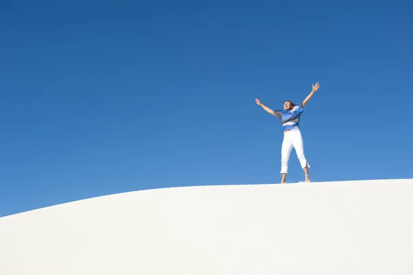 Çöl kumul izole kadın — Stok fotoğraf