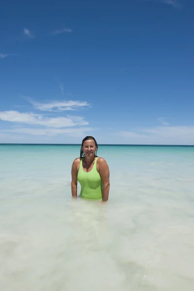 漂亮的女人热带度假海滩 — 图库照片