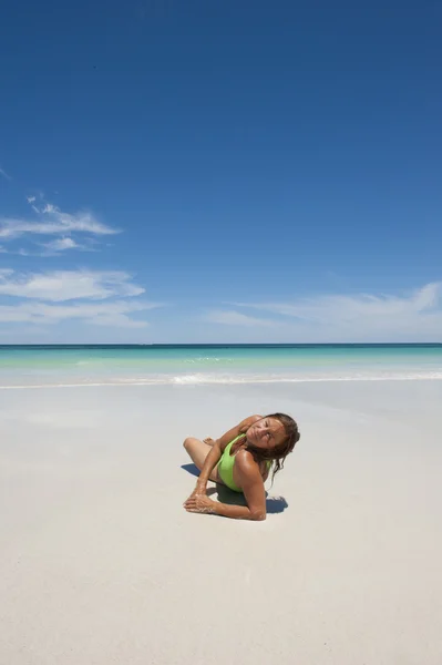 Donna sexy tropicale vacanza spiaggia — Foto Stock