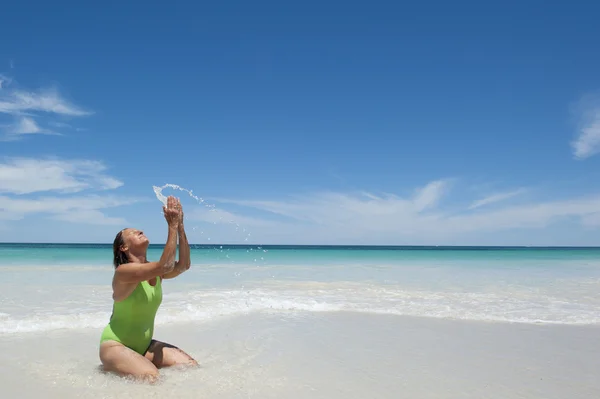 Sexy mujer tropical vacaciones playa —  Fotos de Stock