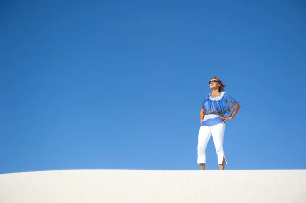 Изолированная сексуальная женщина на песчаной дюне пустыни — стоковое фото