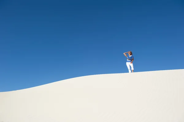 砂漠の砂丘上の切り離された女性 — ストック写真