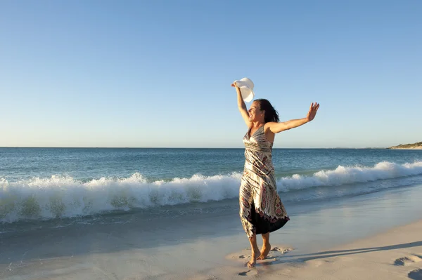 Retrato bonita senhora no praia pôr do sol dança — Fotografia de Stock