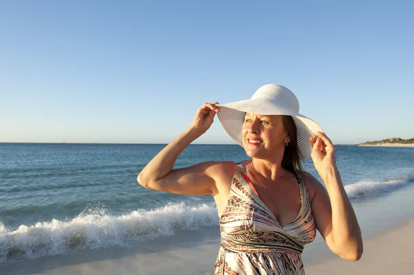 Retrato bonita senhora no praia por do sol — Fotografia de Stock