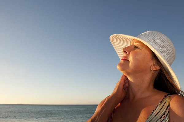 Porträtt vacker dam på stranden sunset — Stockfoto