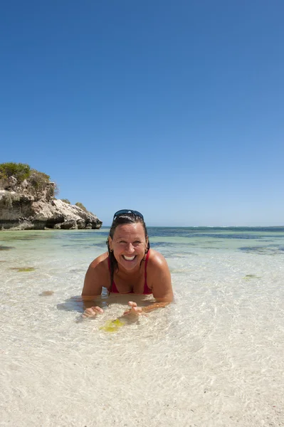 Bella donna spiaggia tropicale vacanza — Foto Stock