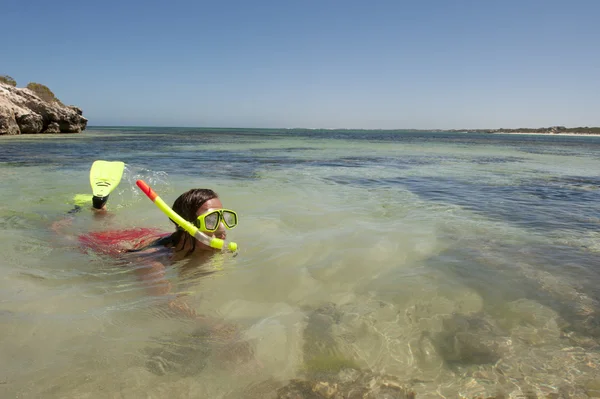 Bella donna snorkeling nuotare vacanza spiaggia — Foto Stock