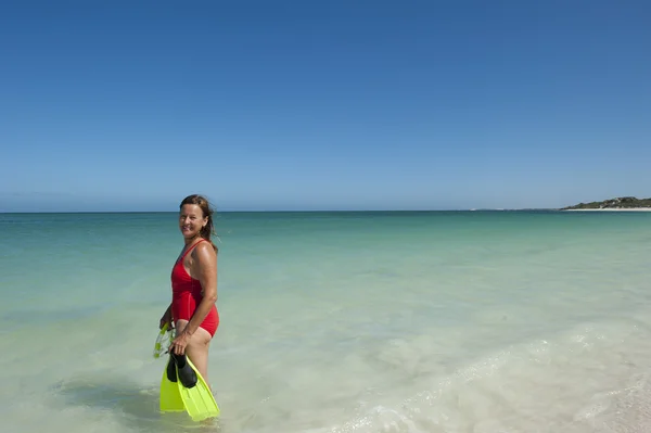 Vacker kvinna snorkel simma holiday beach — Stockfoto
