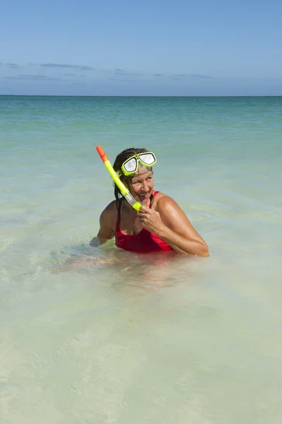 Σέξι γυναίκα αναπνευστήρας κολύμπι παραλία διακοπών — Φωτογραφία Αρχείου
