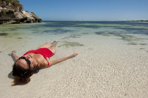 Sexy mujer tropical vacaciones playa — Foto de Stock