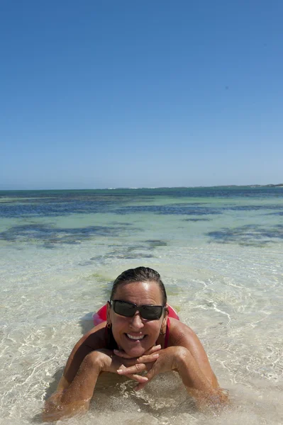 セクシーな女性の熱帯休日のビーチ — ストック写真
