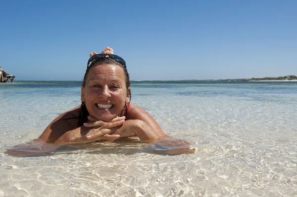 Красивая женщина тропический пляж отдыха — стоковое фото
