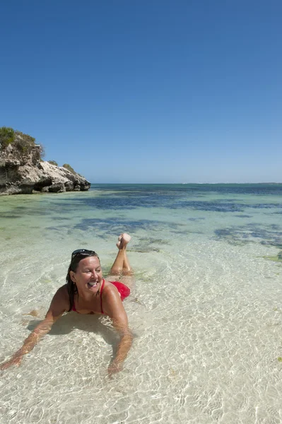 Сексуальная женщина тропический пляж отдыха — стоковое фото