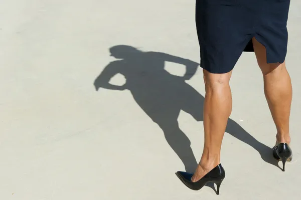 Σέξι πόδια της αυτοπεποίθηση γυναίκα ως σκιά Royalty Free Φωτογραφίες Αρχείου