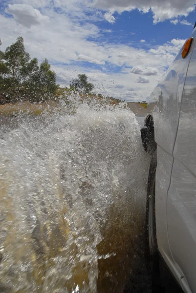 Переправа через реку 4WD в глубинке Австралии — стоковое фото