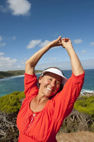 Porträtt vackra glada mogen kvinna på ocean — Stockfoto
