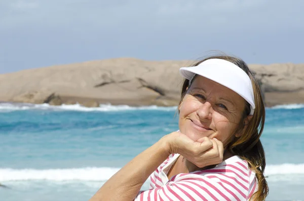 Porträtt mogen kvinna sommarsemester på ocean — Stockfoto