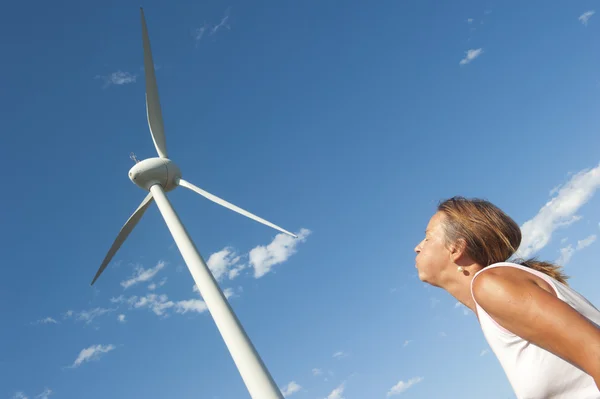 Energii odnawialnej energii wiatru młyn i pchania kobieta — Zdjęcie stockowe
