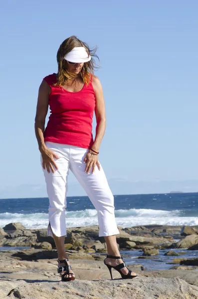Сексуальная женщина на высоком каблуке во время морского отдыха — стоковое фото