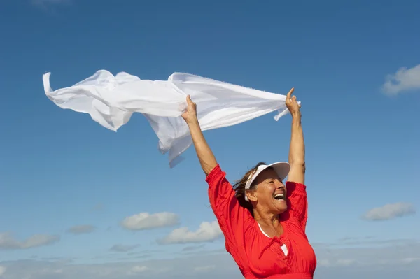 Mutlu kadın kumaş çırpınan ile neşeli — Stok fotoğraf