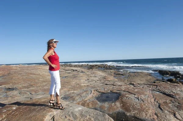 Feliz mujer de tacón alto en vacaciones en el mar —  Fotos de Stock