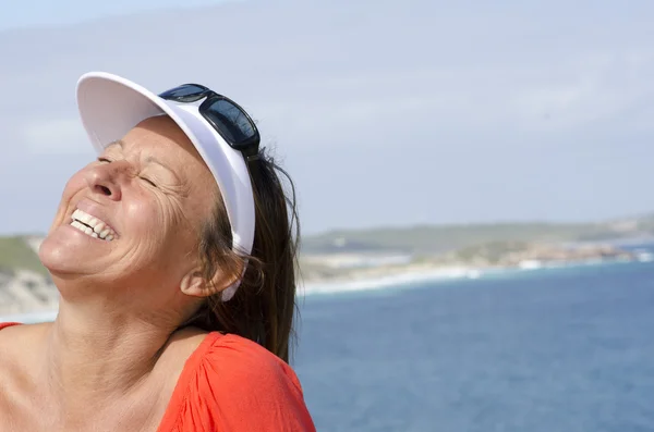 Портрет красивой веселой зрелой женщины у океана — стоковое фото