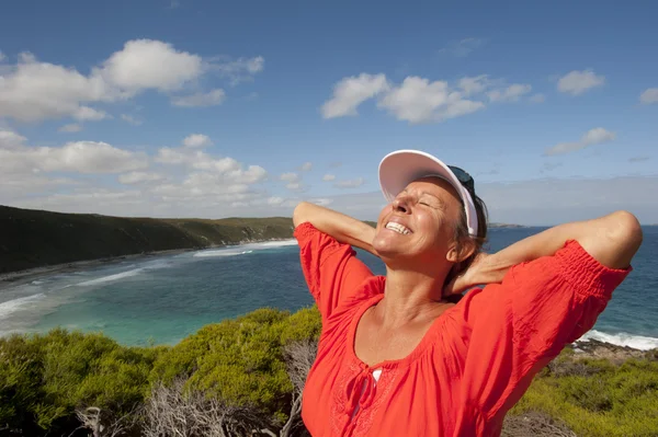 Porträtt vackra glada mogen kvinna på ocean — Stockfoto
