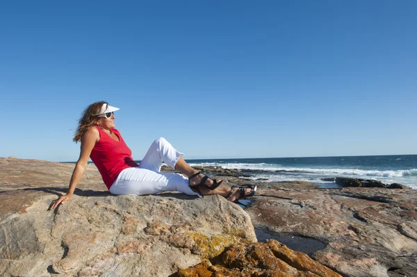 Glückliche Frau auf Stöckelschuhen im Urlaub am Meer — Stockfoto
