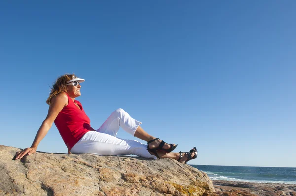 Glückliche Frau auf Stöckelschuhen im Urlaub am Meer — Stockfoto