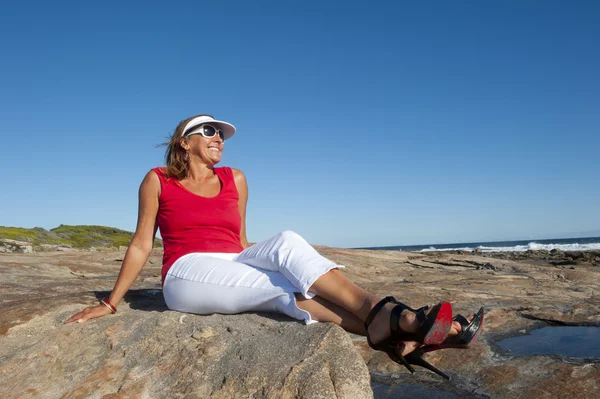 Kobieta szczęśliwa wysoki obcas w wakacje na morzu — Zdjęcie stockowe
