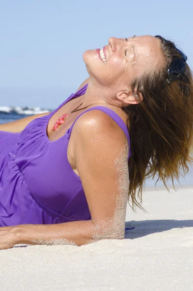 Сексуальная счастливая зрелая женщина модно одевается расслабленно на пляже — стоковое фото
