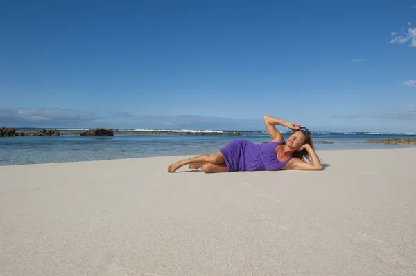 Sexy volwassen vrouw vreugdevolle in fancy dress op strand — Stockfoto