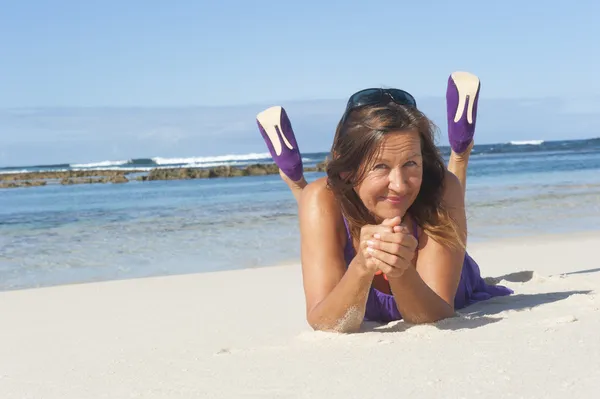 Sexy kobieta fioletowy strój szczęśliwy wakacje — Zdjęcie stockowe