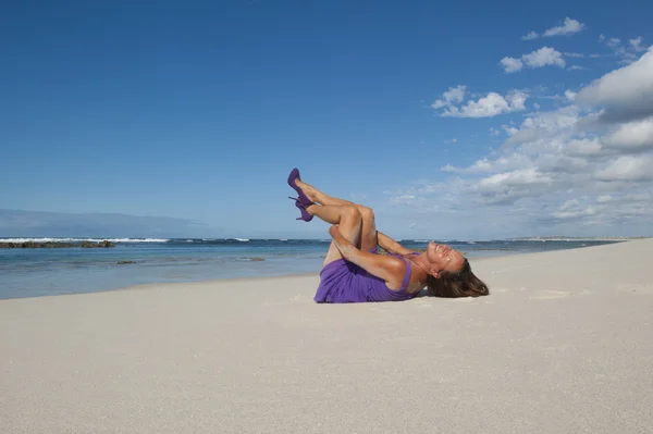 Seksi kadın mor elbise plaj tatil mutlu — Stok fotoğraf