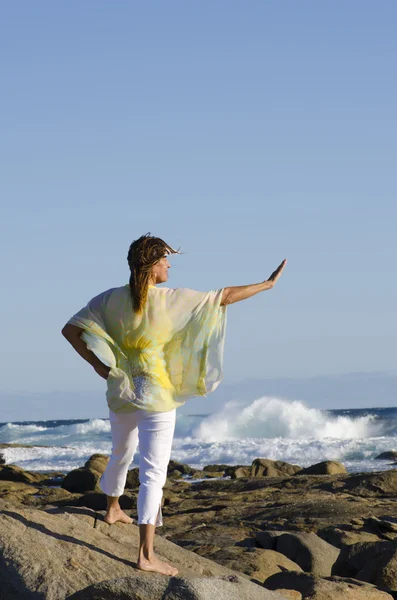 自信性感的女人在岩石在海洋上孤立 — 图库照片
