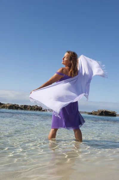 性感的女人紫色礼服在海滩假日快乐 — 图库照片